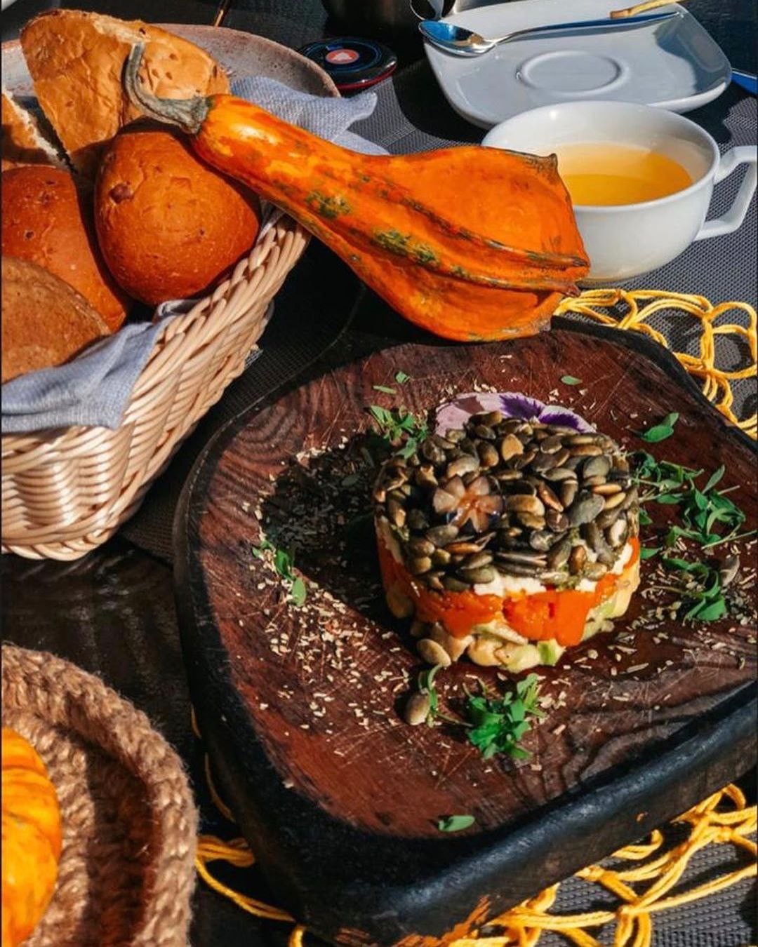 ABRICOS CAFE тартар из тыквы с домашним сыром и авокадо