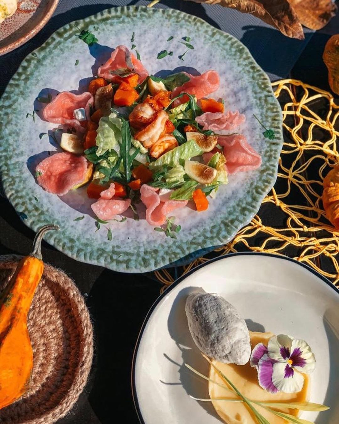 ABRICOS CAFE салат с креветками, миксом салата, инжиром и тыквой