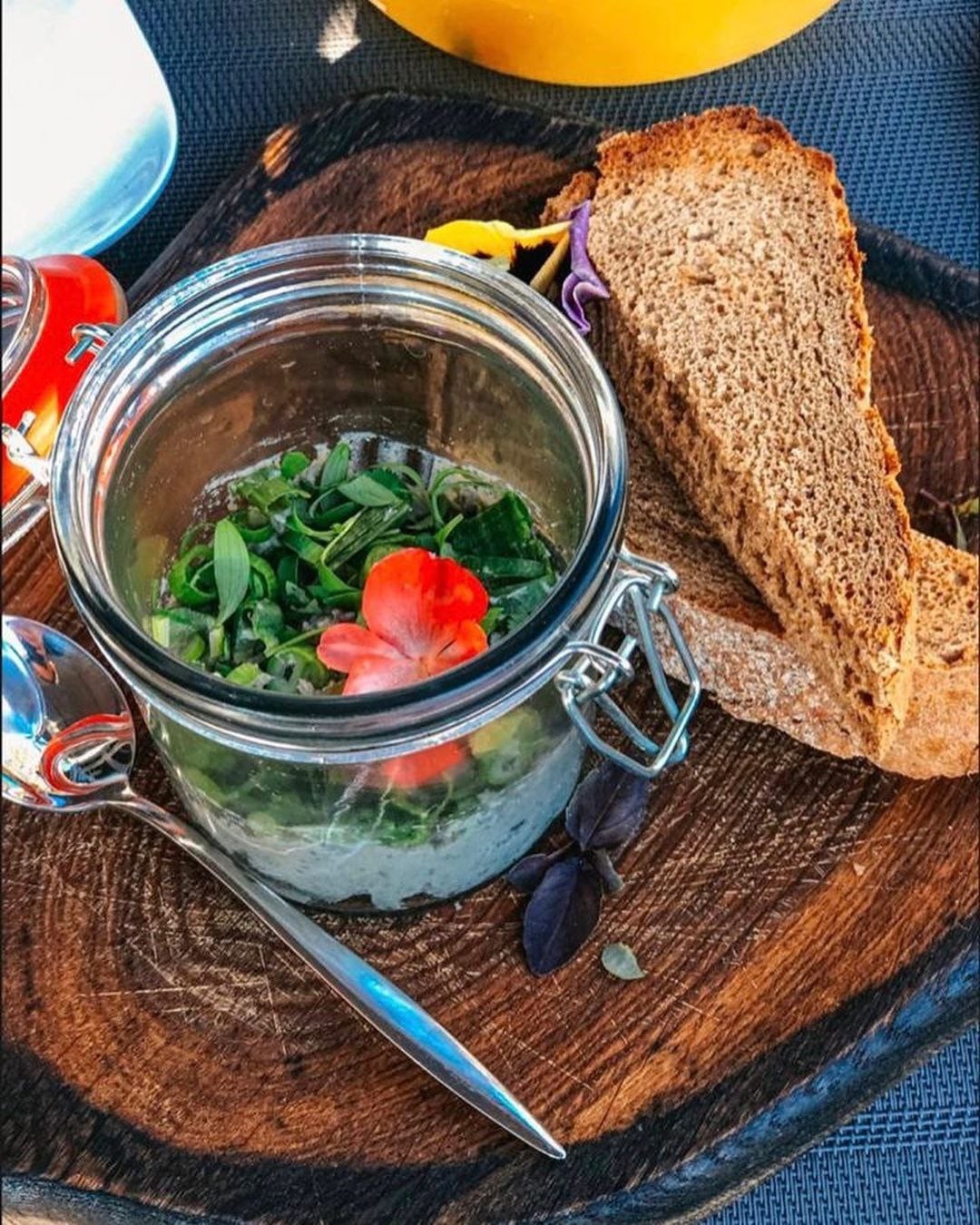 ABRICOS CAFE брускетта с паштетом из хамсы