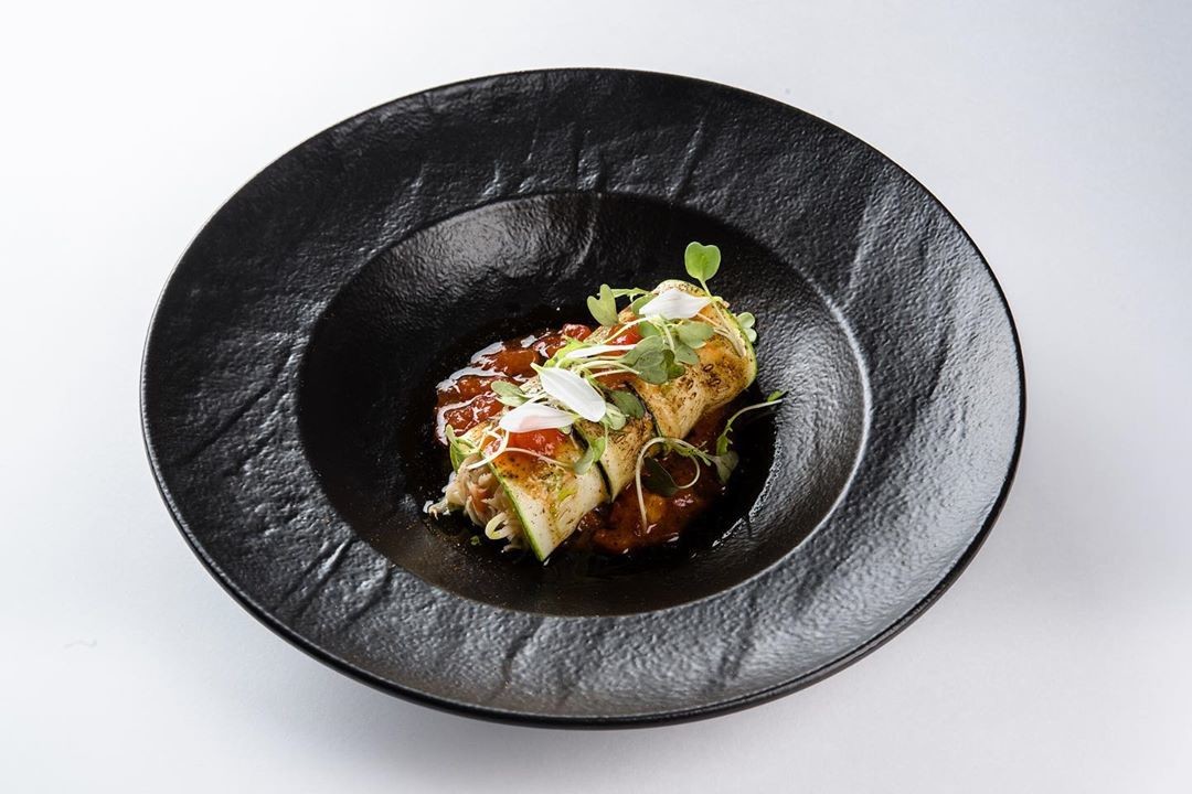 Ресторан The Garden Grille&Bar Hilton Garden Inn Novorossiysk рулет из кабачков с крабом и сельдереем в сочетании с сочным соусом из томатов