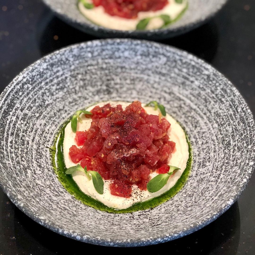 Ресторан The Garden Grille&Bar Hilton Garden Inn Novorossiysk тартар из тунца на креме из сливок