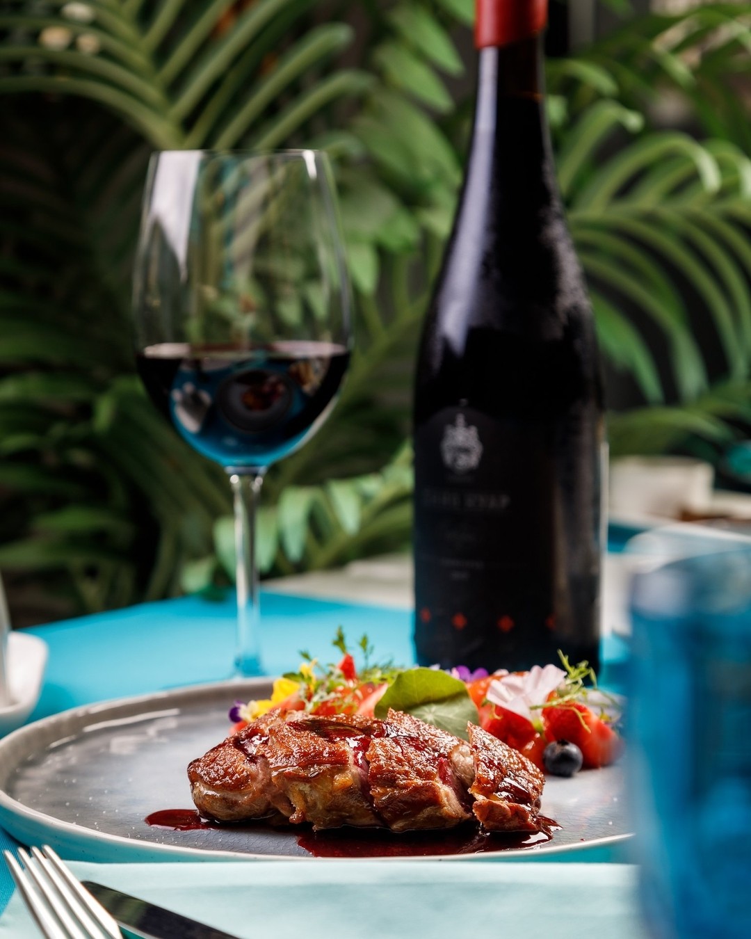 РЕСТОРАН "АКВАРИУМ" Утиное филе с медовой айвой и ягодным соусом и бокал красного вина