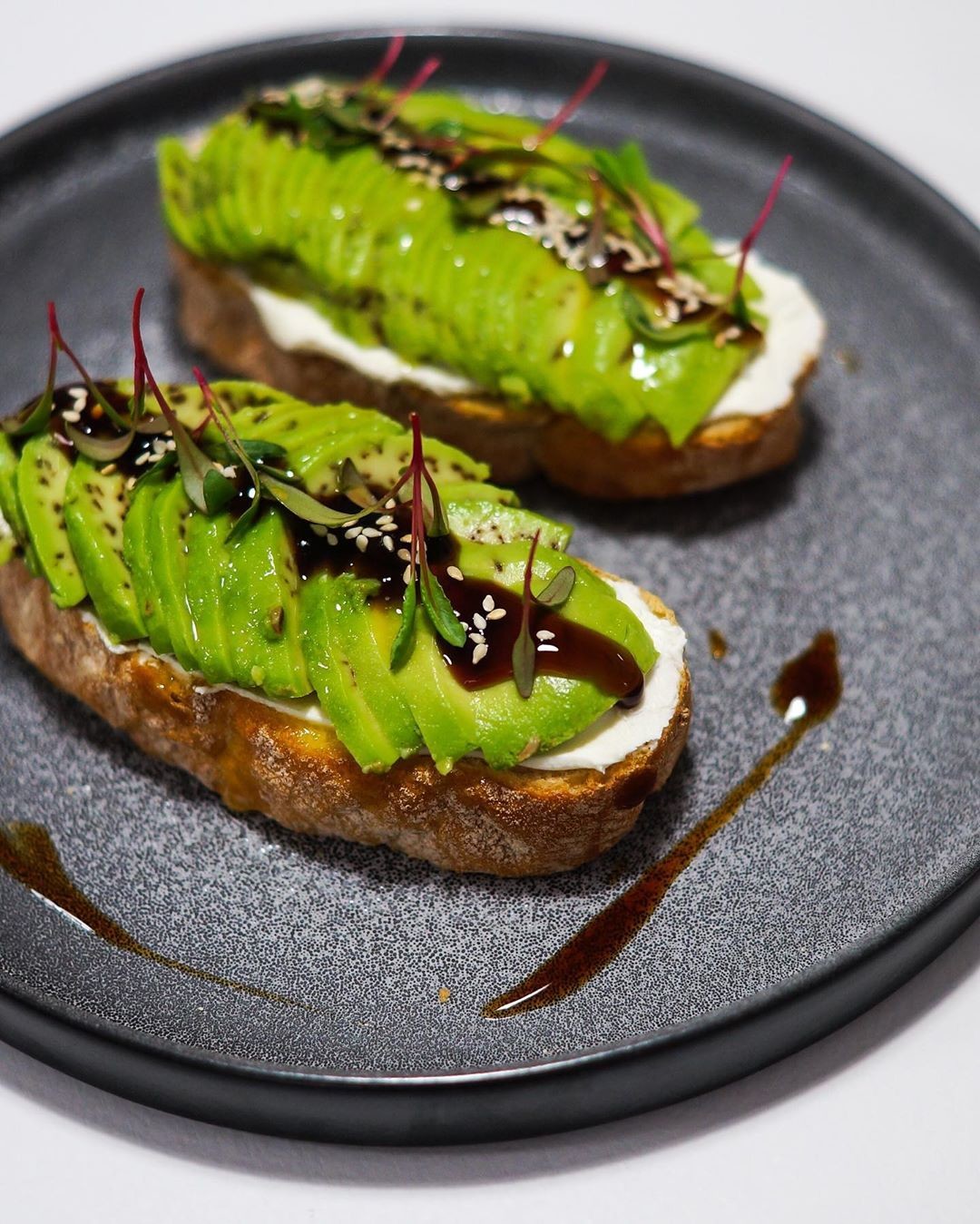 MAD neo bistro Авокадо-тост