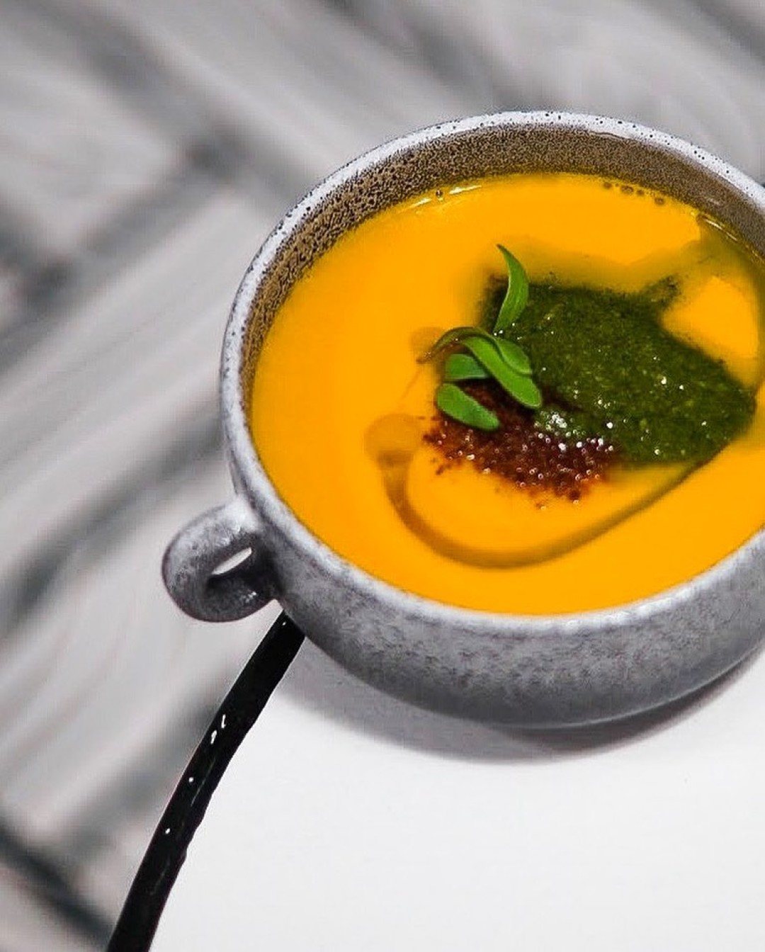 MAD neo bistro суп из печёной моркови