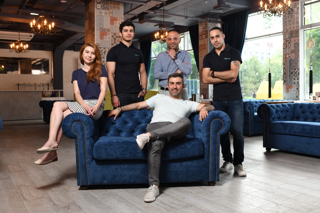 Мустафа Чичек и сотрудники «Эврен»: Гульсум Хисамутдинова, Васиф Сулейманов, Исмаил Гюлтекин, Гекхан Чогалан