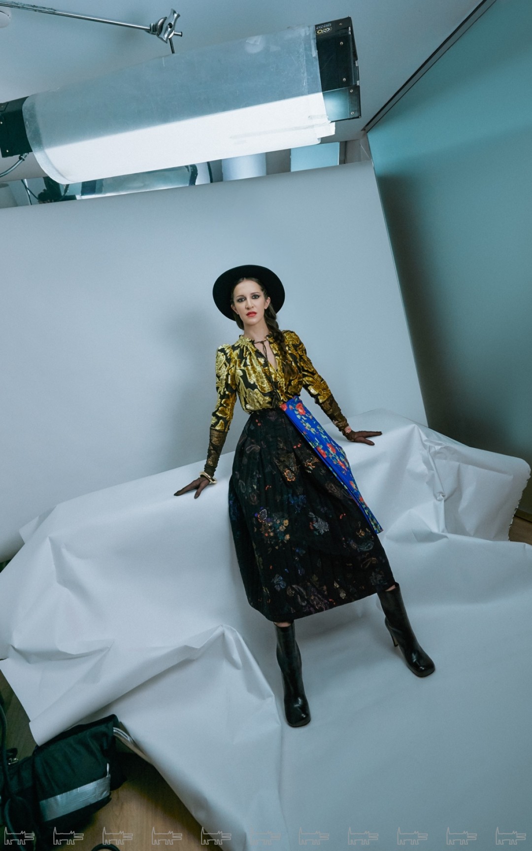 Блуза-боди Magda Butrym, серьга Y. Project, перчатки Simone Rocha (все — DayNight), кольцо и цепь Caviar Jewellery