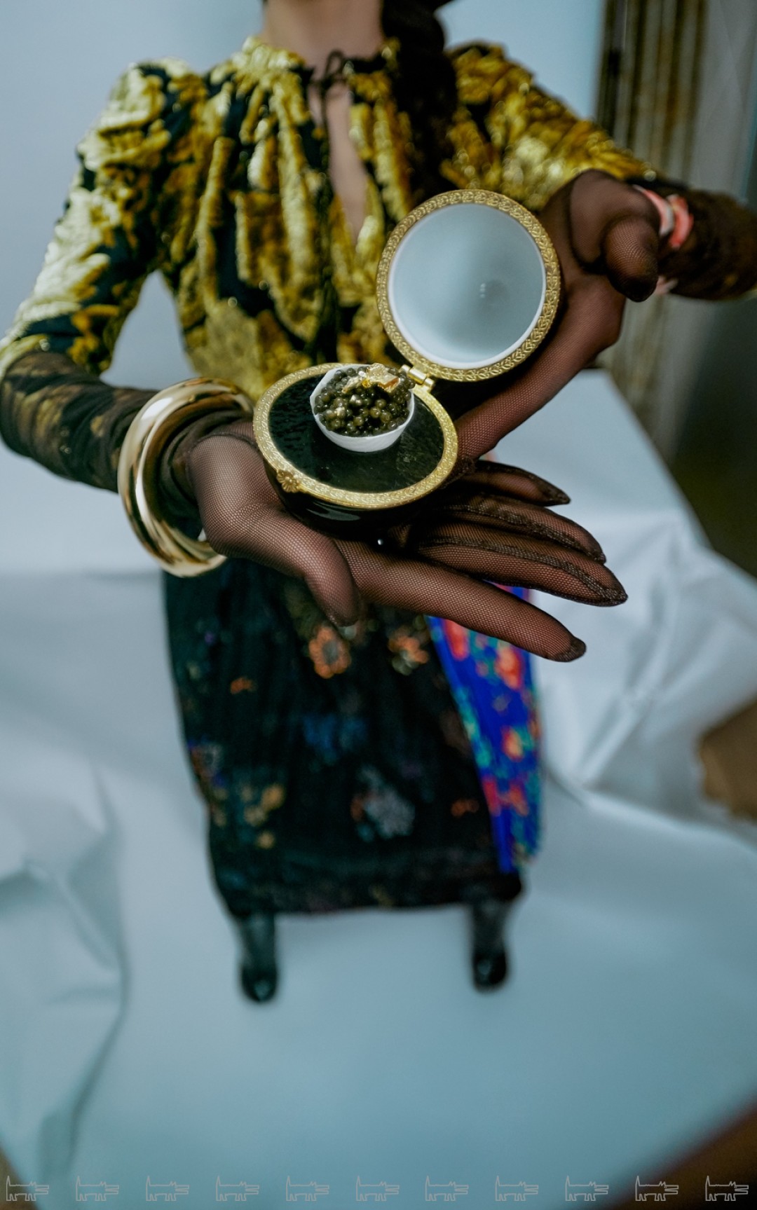 Блуза Ulla Johnson, юбка A. F. Vandevorst, перчатки Dries Van Noten, браслет Balenciaga (все — DayNight), ботильоны Bottega Veneta, юбка Vetements