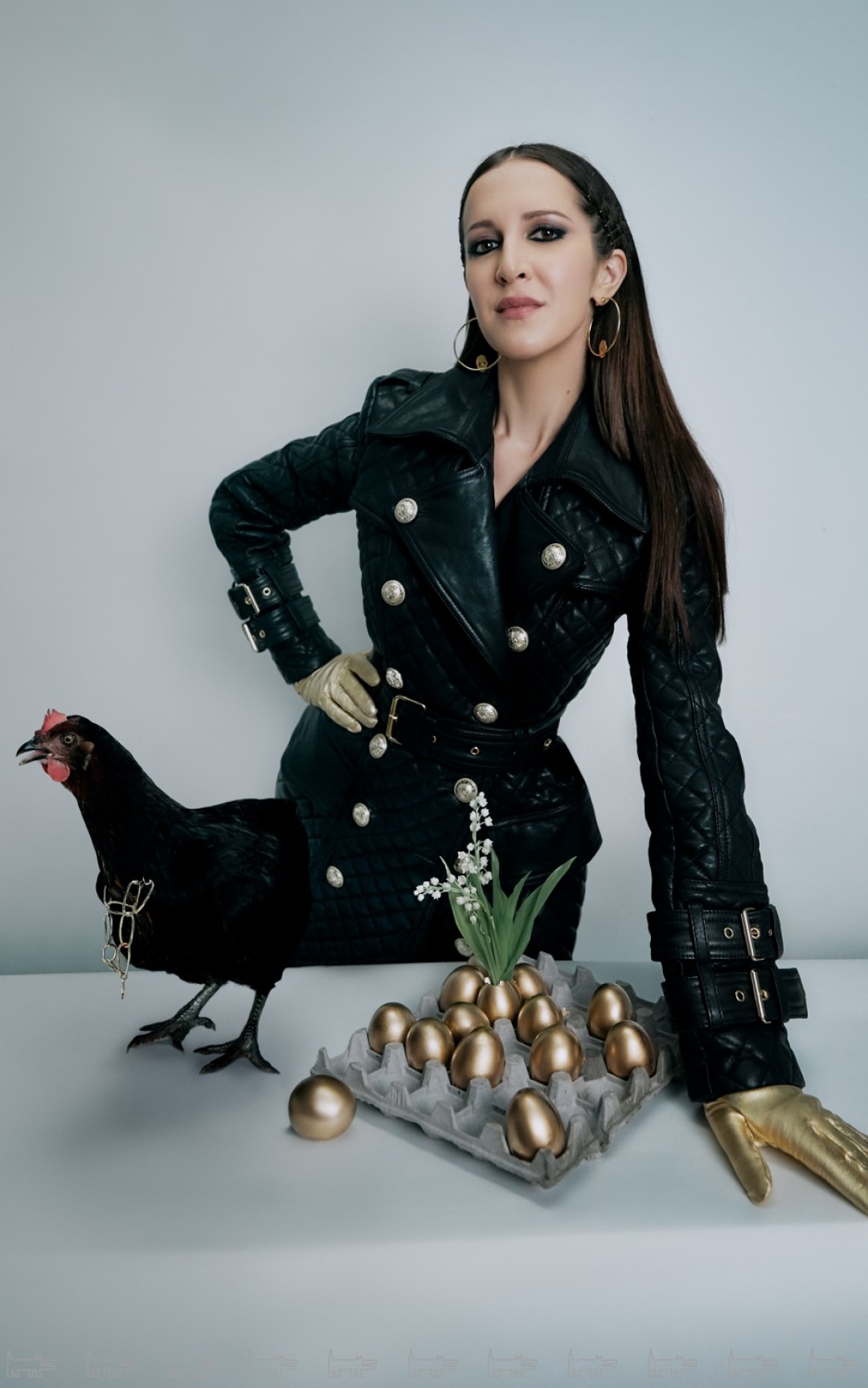 Плащ Balmain, перчатки Dries Van Noten (все — ДЛТ), серьги и цепь Caviar Jewellery