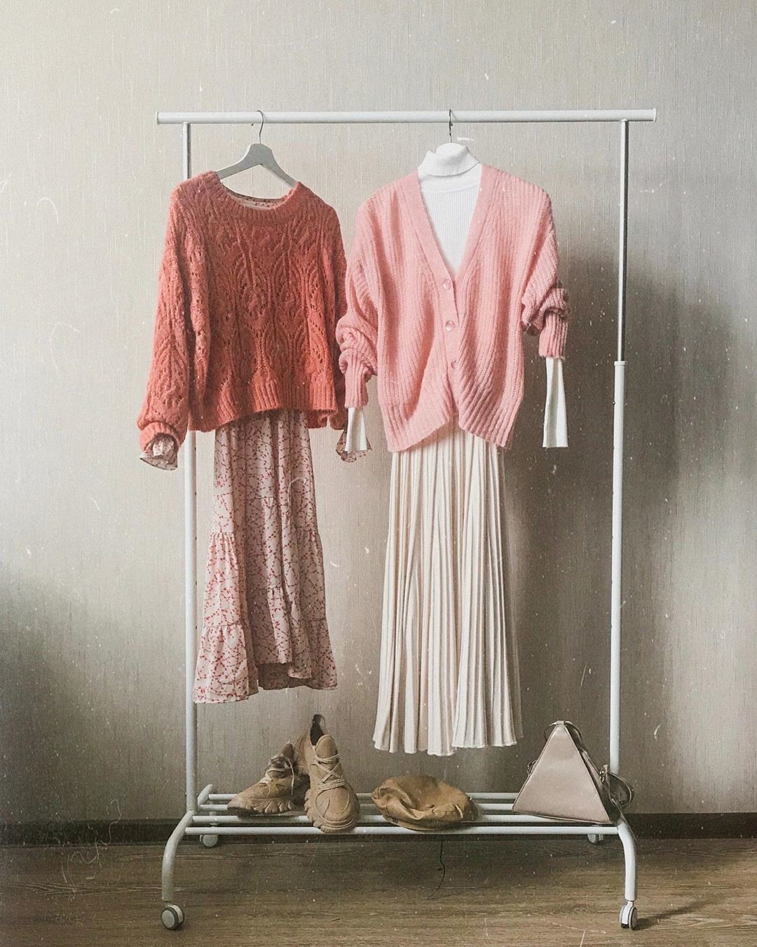 Свитер и кардиган в нежных тонах каждый по 1950 рублей. newyou.shop