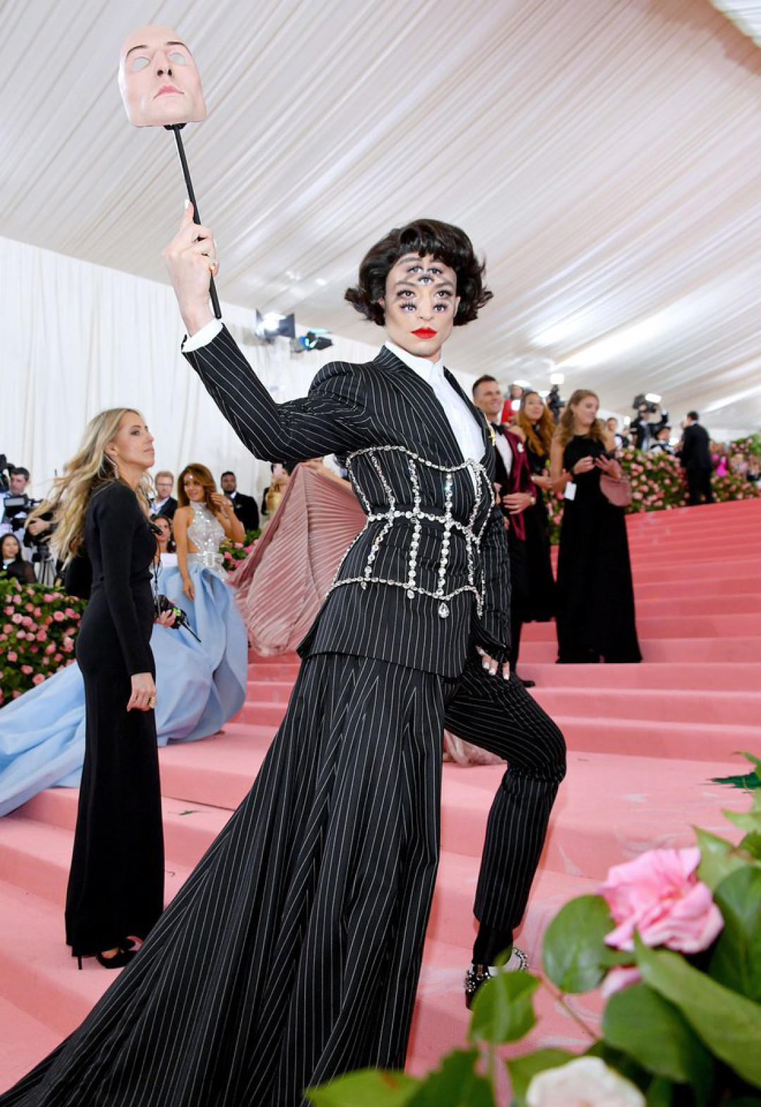 Эзра Миллер в Burberry на Met Gala-2019