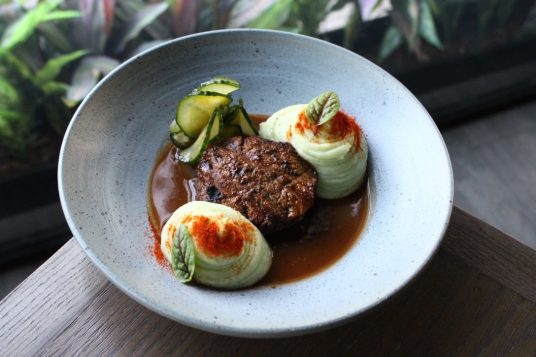 LOUNGE CAFE Филе миньон, пюре васаби, маринованные огурцы