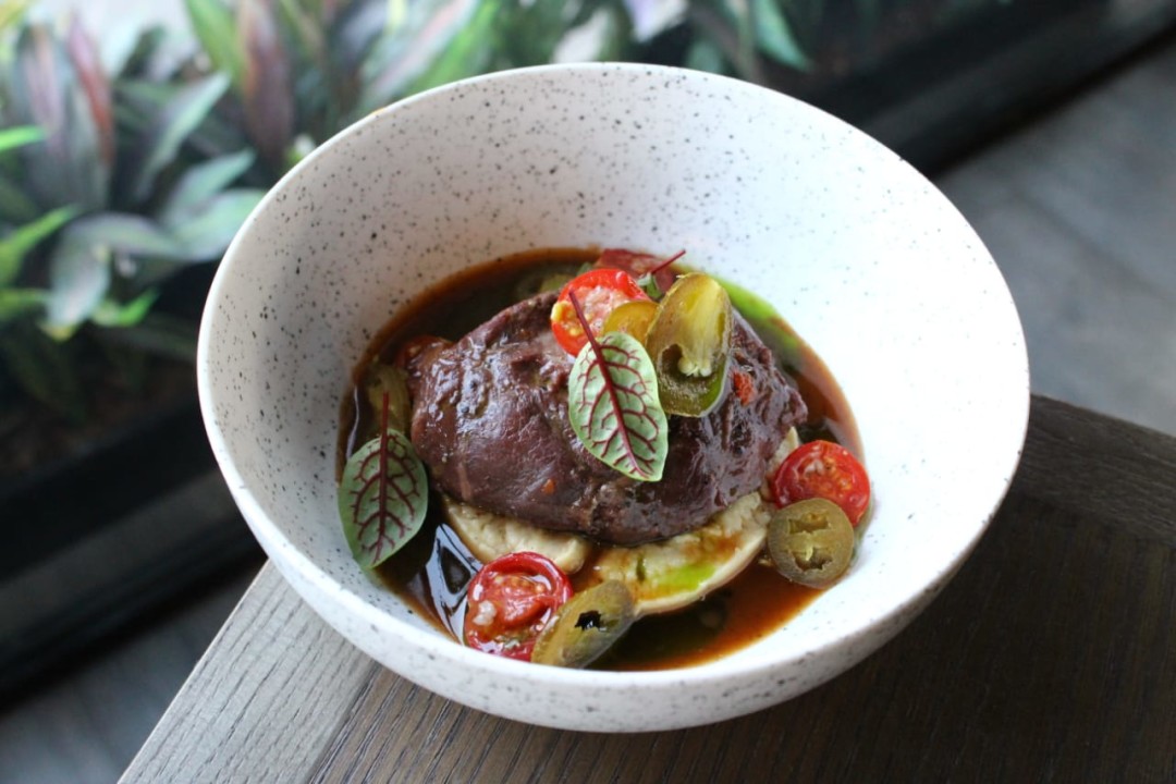 LOUNGE CAFE Щёчки, хумус, халопеньо