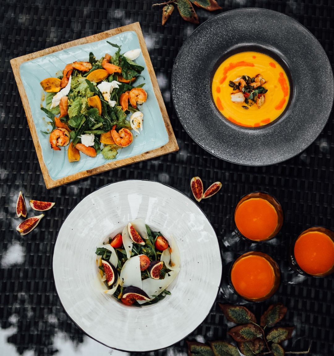 ЭКО-КОМПЛЕКС PORTO NERO на Утрише салат с хурмой и лососем, крем-суп тыквенный с креветкой, салат с инжиром и овечьим сыром