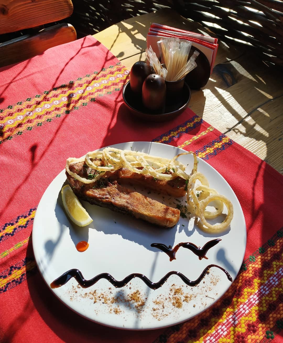 ХАТА КАЗАКА Стейк из карпа с луком-фри.