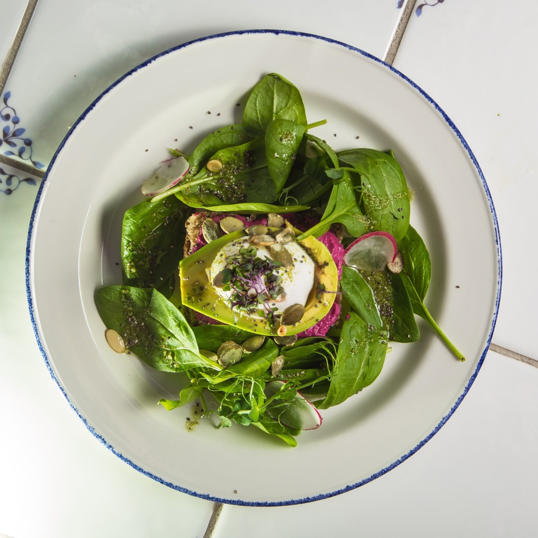 Авокадо тост с яйцом «пашот», шпинатом, семенами чиа и свекольным муссом