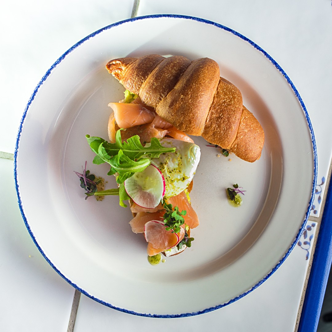 Корнетти с лососем шеф-посола, яйцом «пашот», авокадо и крем-сыром