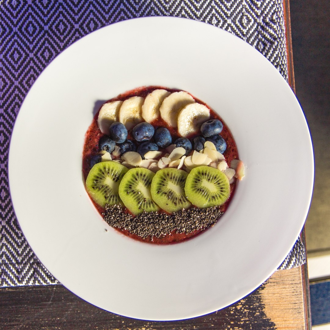 Фруктово-ягодный смузи боул с семенами чиа и лепестками миндаля