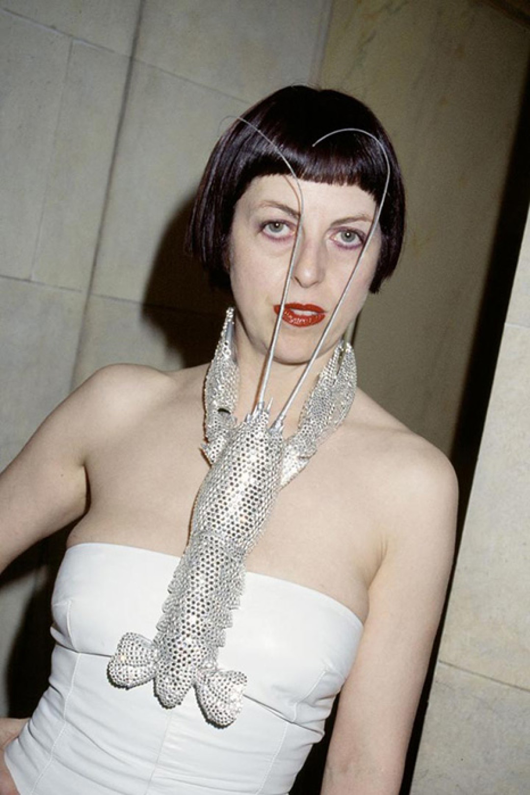 Изабелла Блоу с аксессуаром от Филипа Трейси