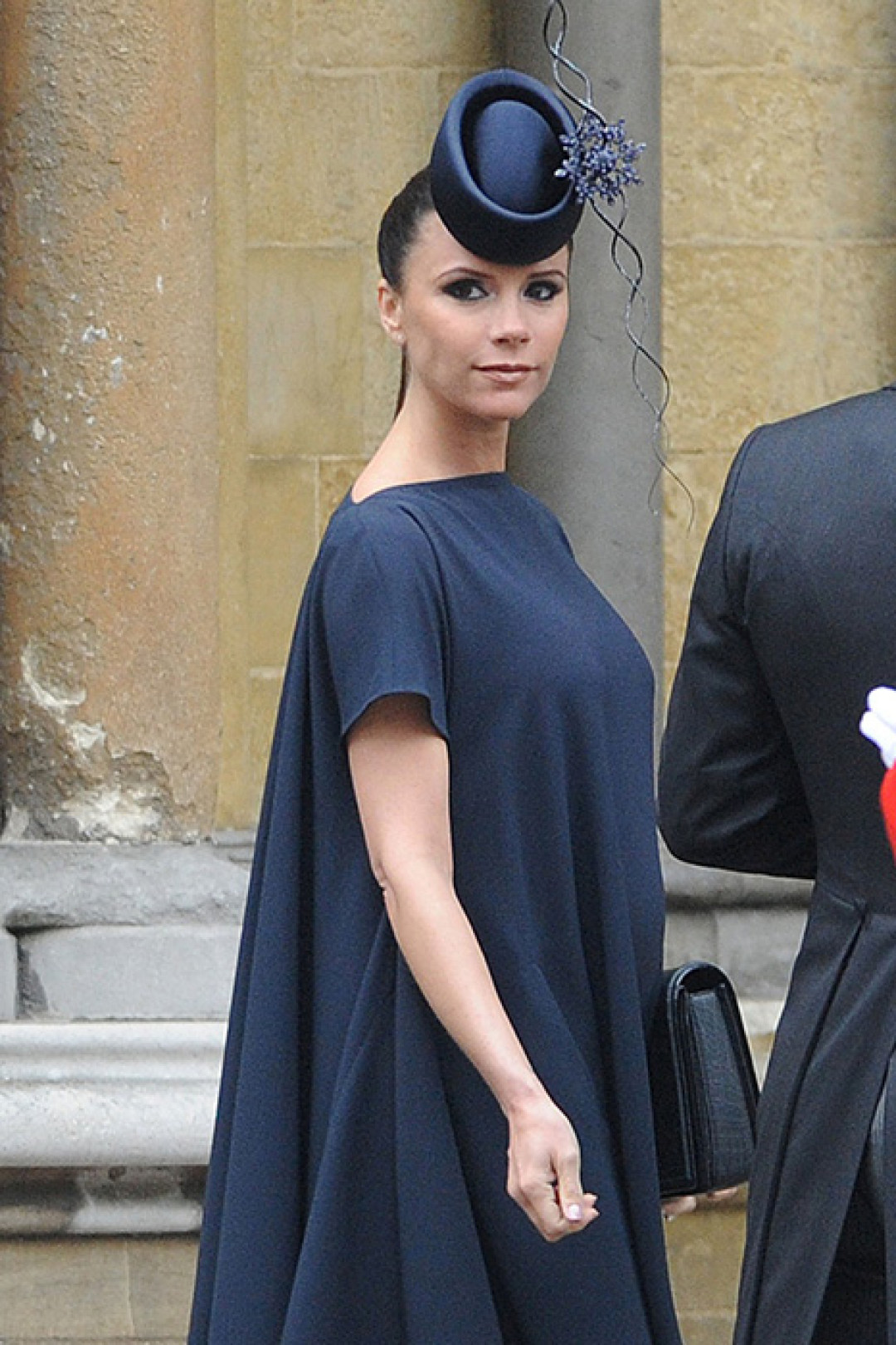 Виктория Бекхэм в головном уборе от Филипа Трейси