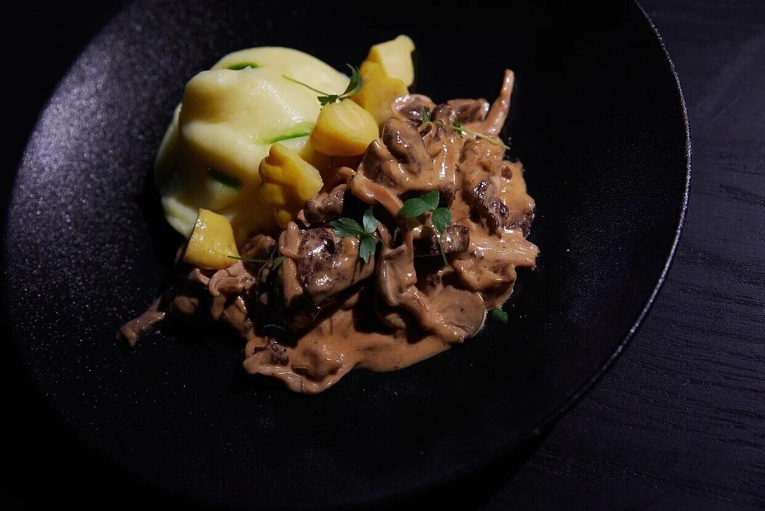 Бефстроганов с вешенками и патиссонами