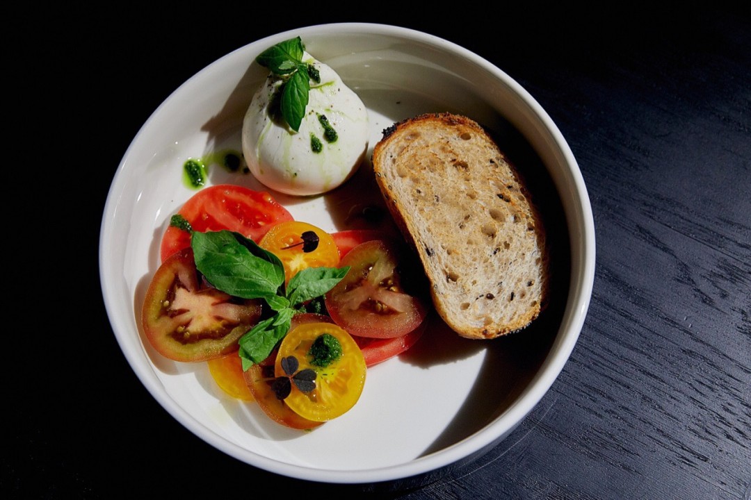 Буррата с тремя видами томатов