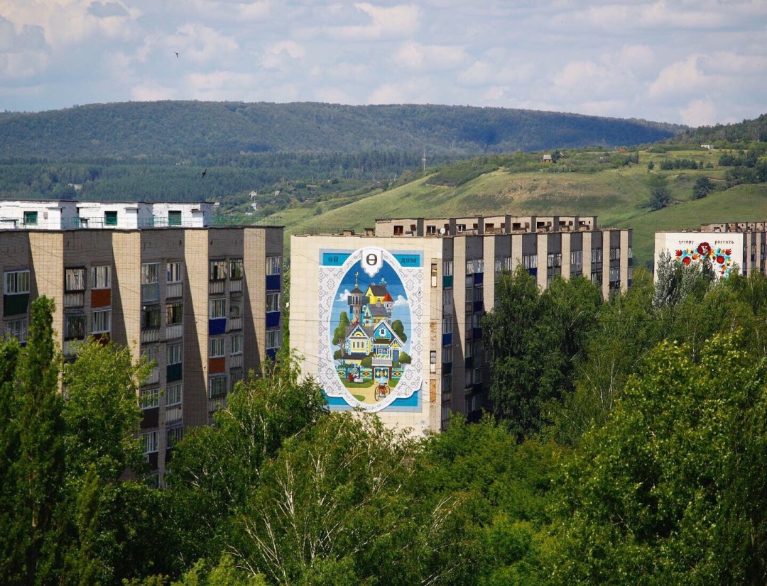 Мурал, сделанный в рамках проекта Института исследования стрит-арта «Сказ о золотых яблоках» в Альметьевске