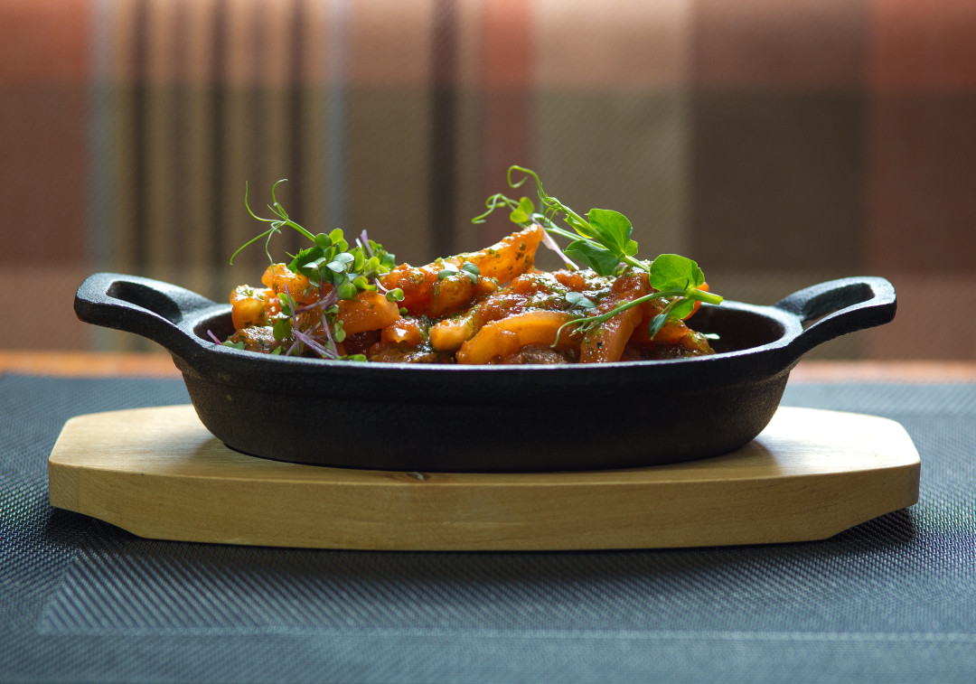 Митболы из говядины и утки с томатами конкассе в базиликовом соусе