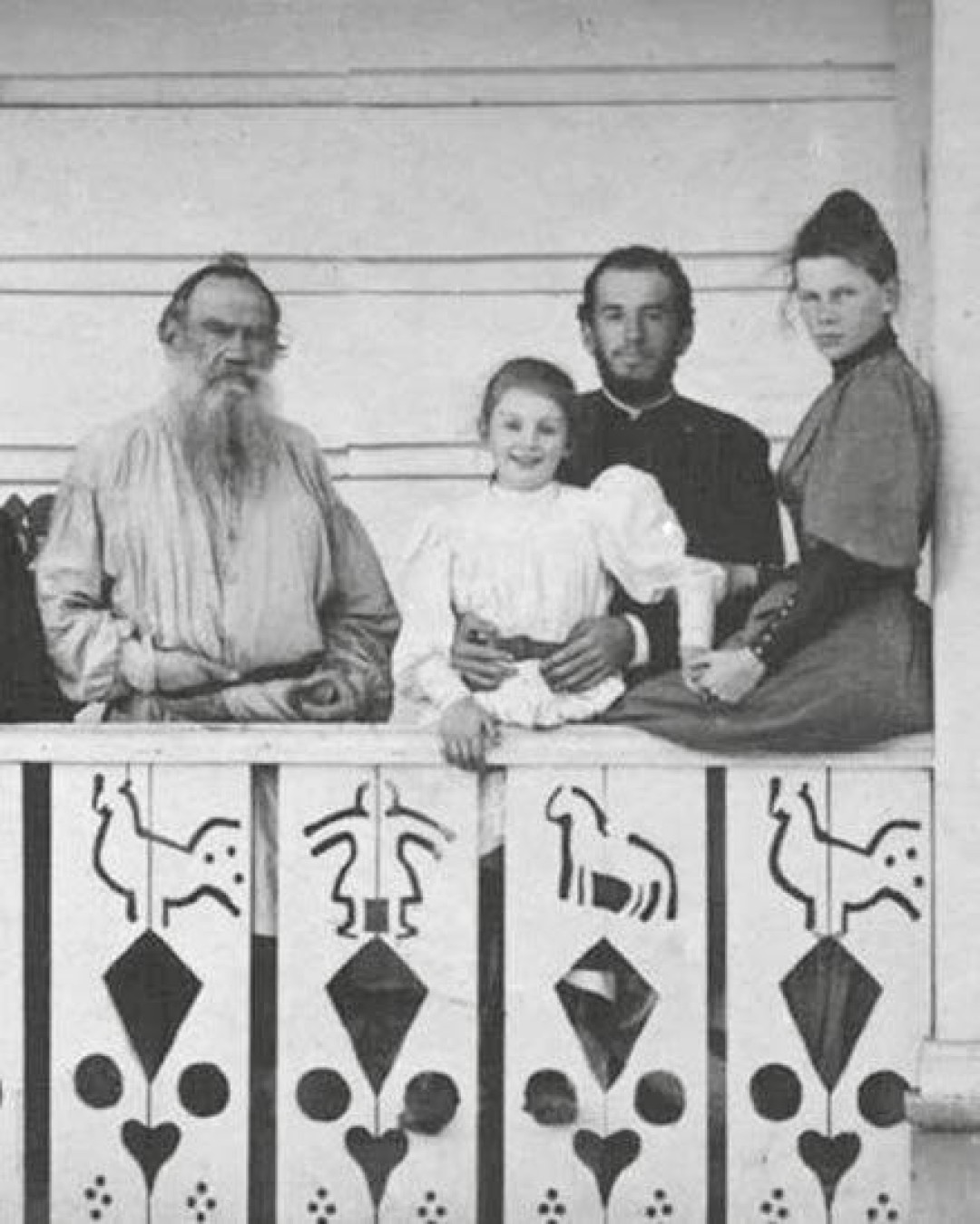 Лев Николаевич, Александра, Илья и Мария Толстые на веранде яснополянского дома. 1892