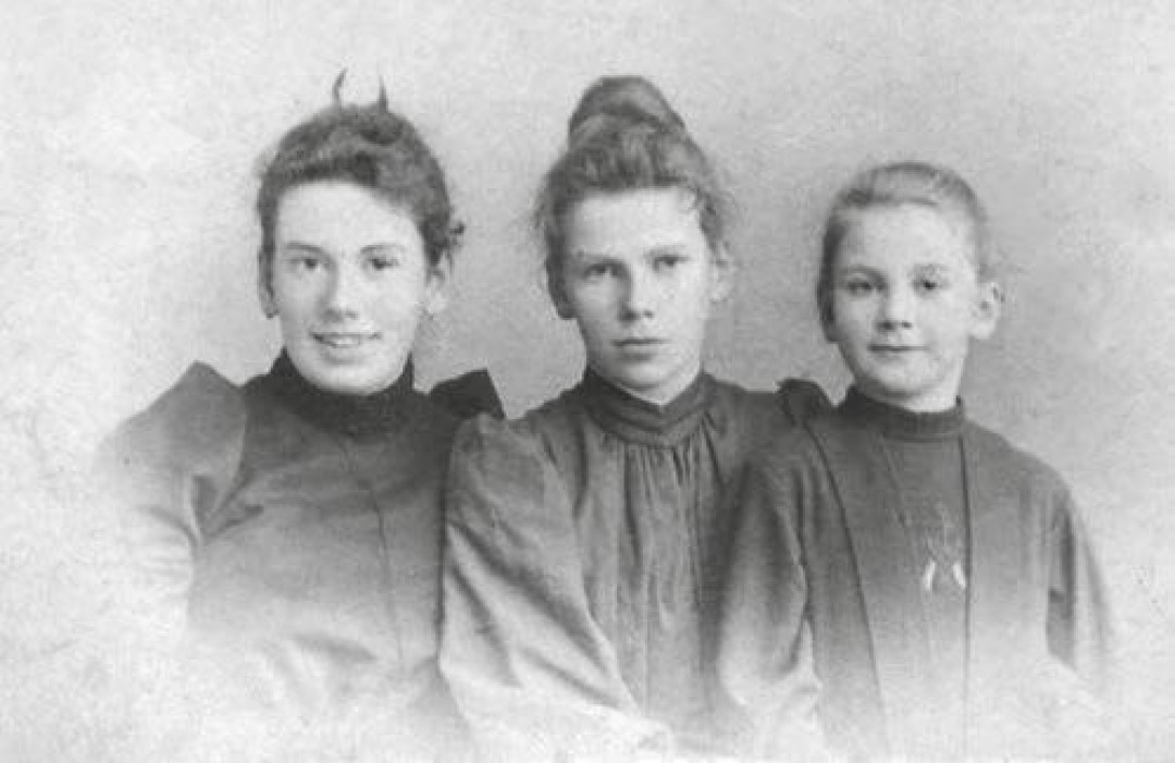 Татьяна, Мария и Александра Толстые. 1892