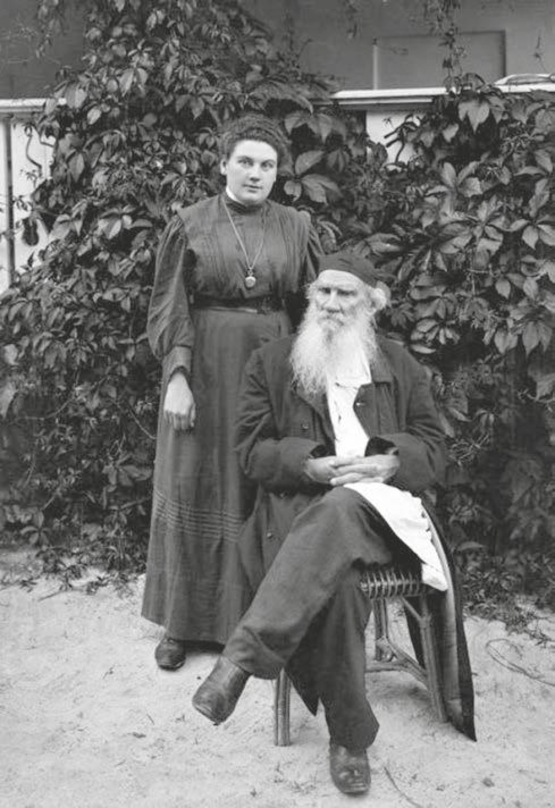 Л. Н. Толстой с дочерью Александрой. 1908