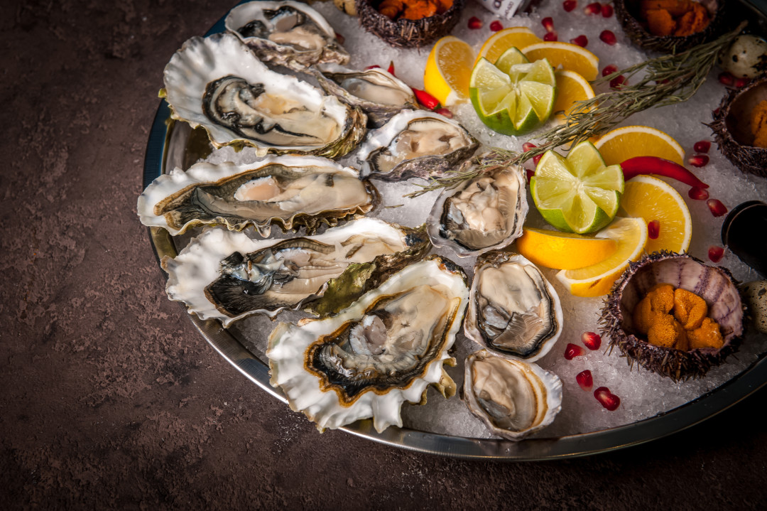 Свежие устрицы и морепродукты выступят главным украшением новогоднего стола — в компании уже принимают заказы на праздничные наборы.