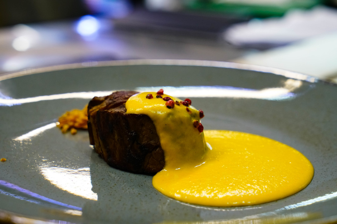 РЕСТОРАН-ПИВОВАРНЯ "НАТЮРЛИХ" филе миньон из говяжьей вырезки с кукурузным пюре и хлопьями лука