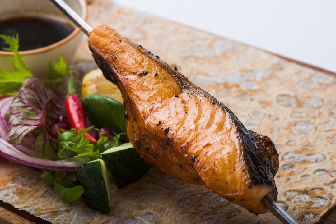 Ресторан "Брынза" Стейк из лосося на углях, подается с гранатовым соусом, зеленью и свежими овощами с Rkatsiteli Qvevri Askaneli Brothers