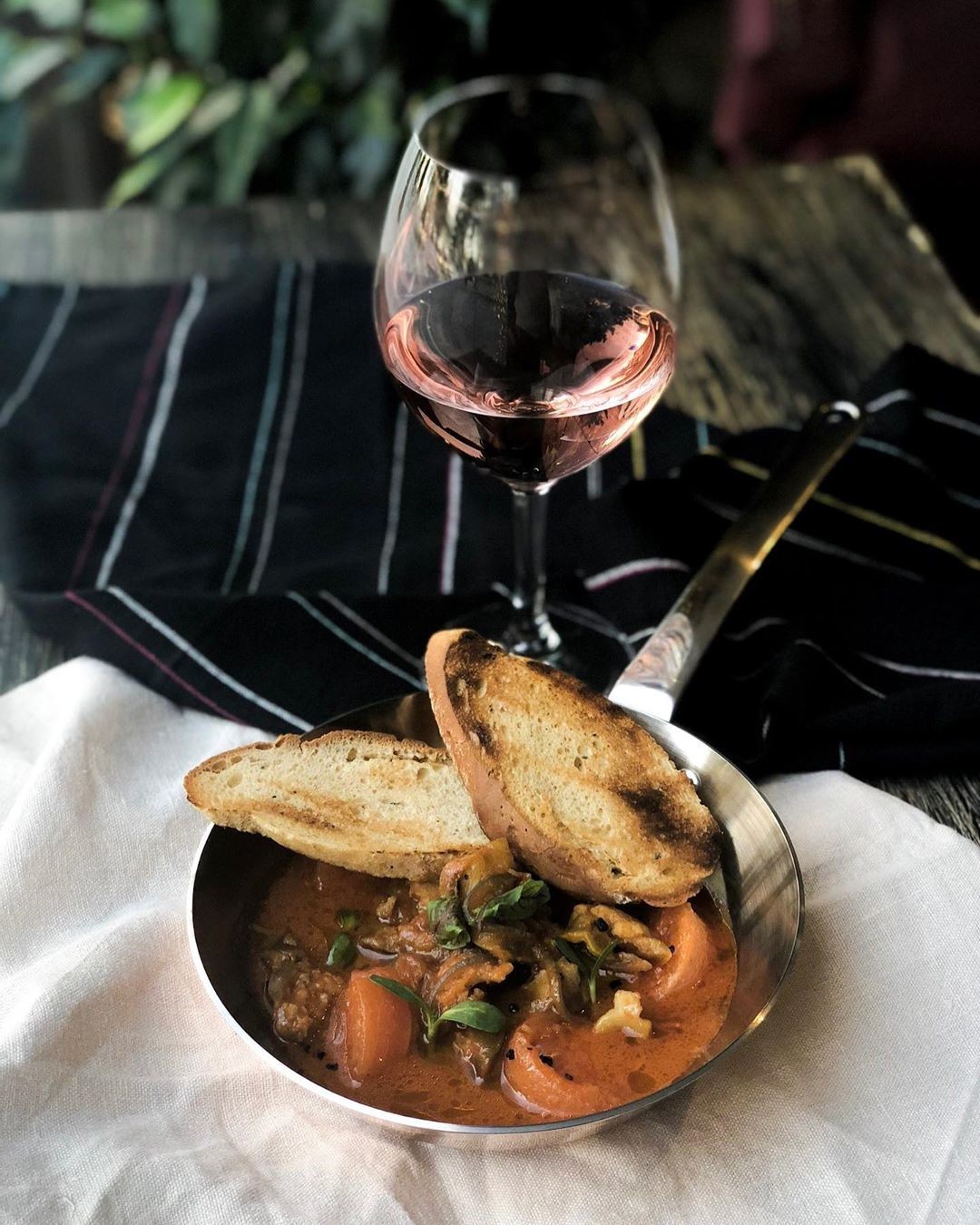 РЕСТОРАН DEL MAR Рапан тушенный с томатами и хрустящим багетом.