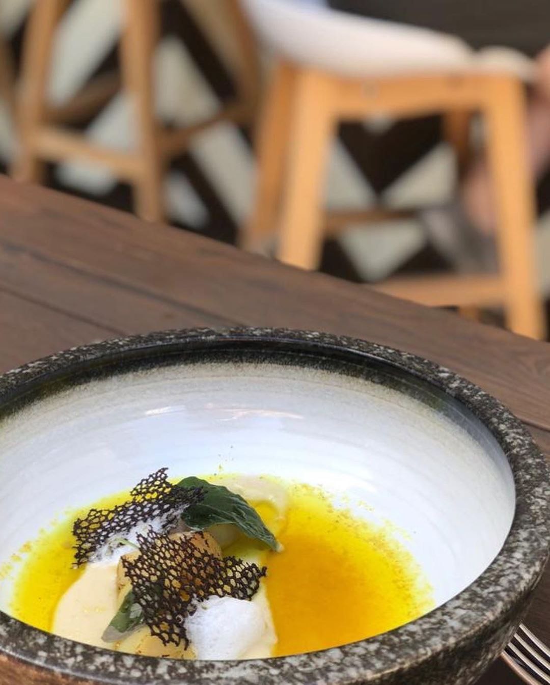 РЕСТОРАН DEL MAR Морской гребешок на пюре из сельдерея с шафрановым соусом и чесночным капучино