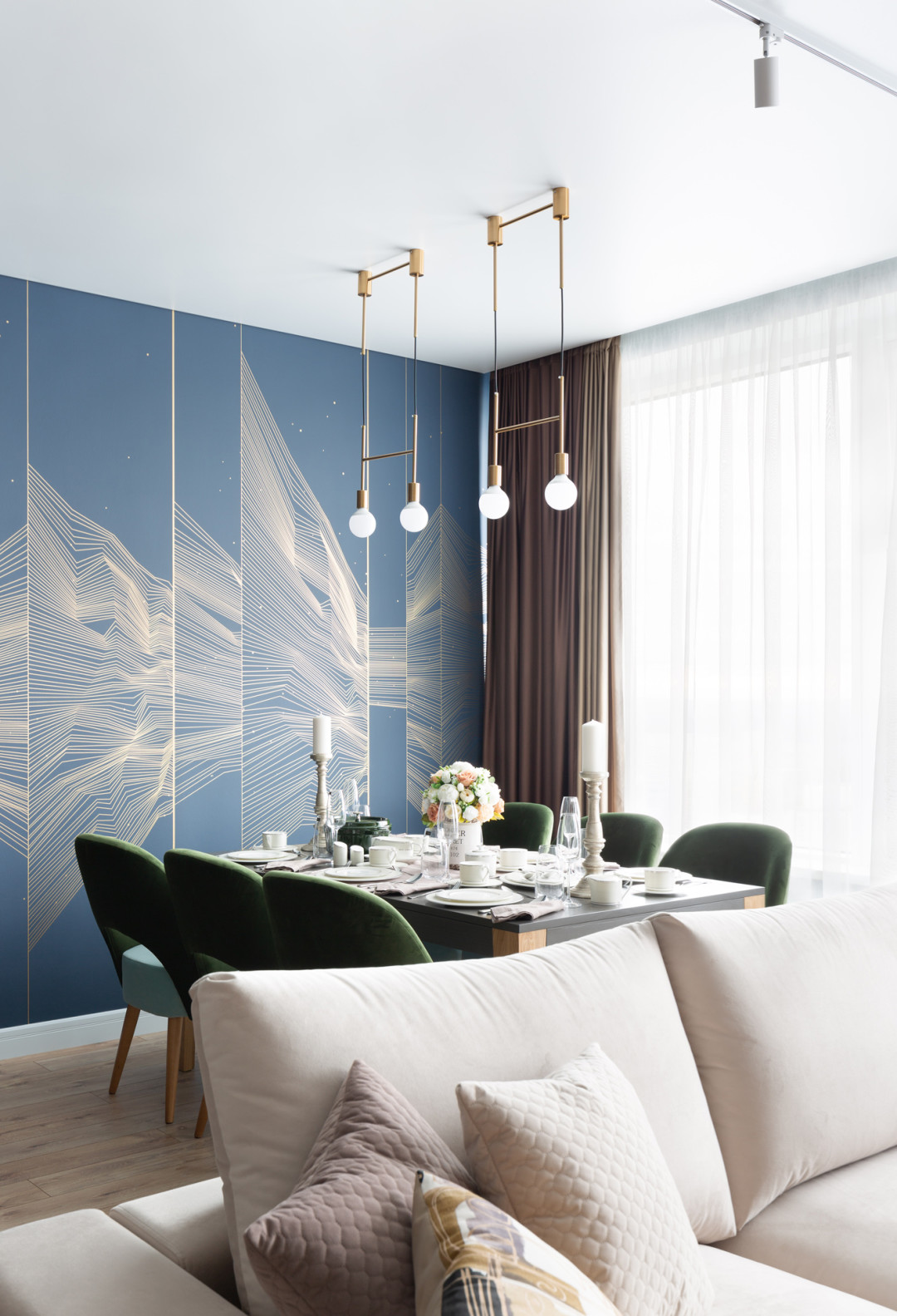 Шторы-демауты из шелковистой индийской ткани способны пропускать рассеянный свет, а в ночное время обеспечивать полное затемнение