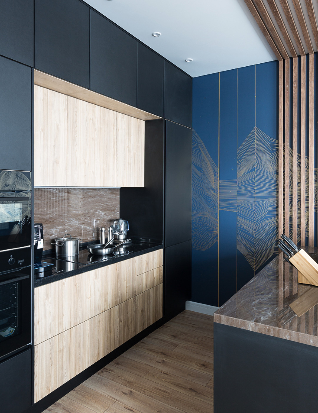 Корпус и фасады кухонного гарнитура выполнены из влагостойкого МДФ