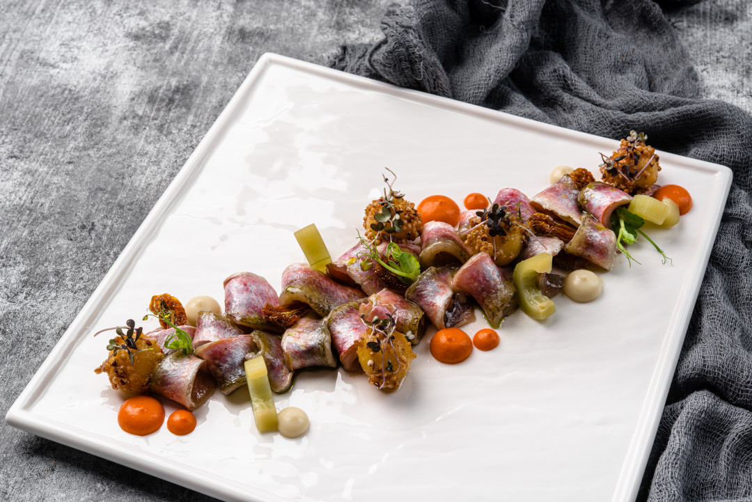 Ресторан "Винотеррия" филе слабосоленой барабули с картофелем нуазет в хлопьях из киноа, вялеными томатами и соусом из печеного перца с тархуновым