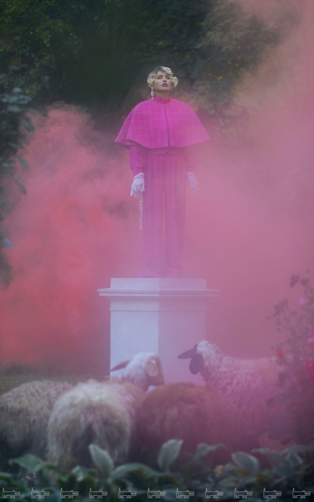 Съемку Анны Семак для «Собака.ru» провела Юлдус Бахтиозина Кейп, жакет, брюки, серьга и колье Chanel, перчатка «Оренбургская паутинка»