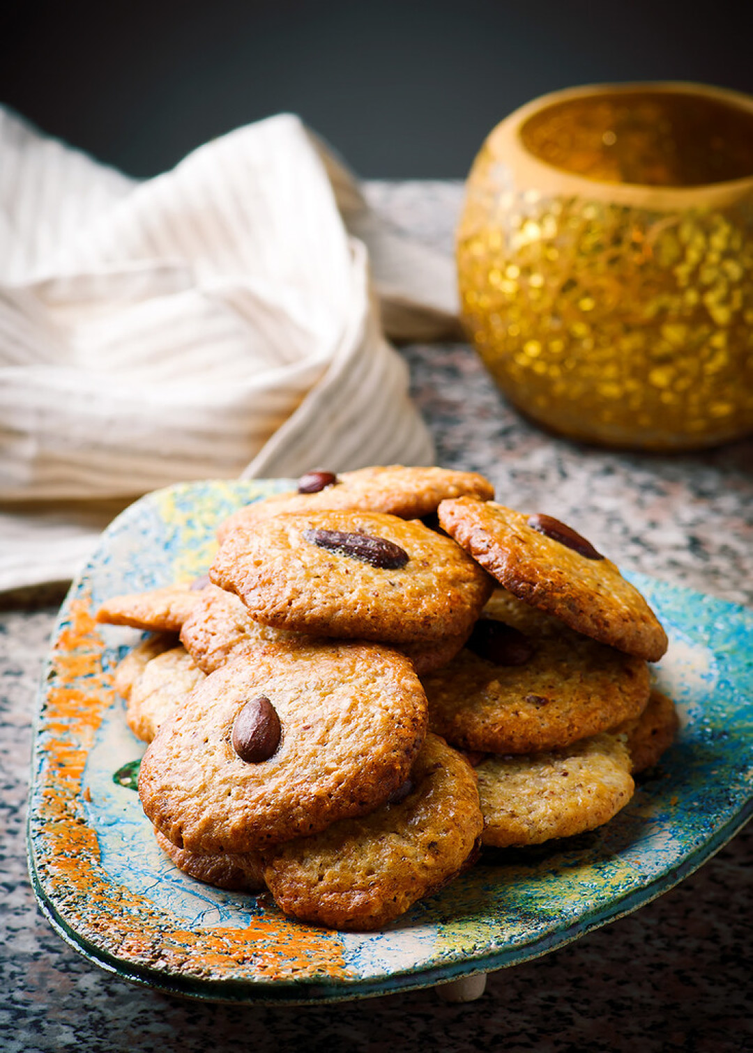 «Миндальное печенье» Белки 3 шт.; Сахар 230 гр; Миндаль 120 гр; Мука 65 гр Измельчить миндаль. Взбить белки с сахаром и поставить их на водяную баню