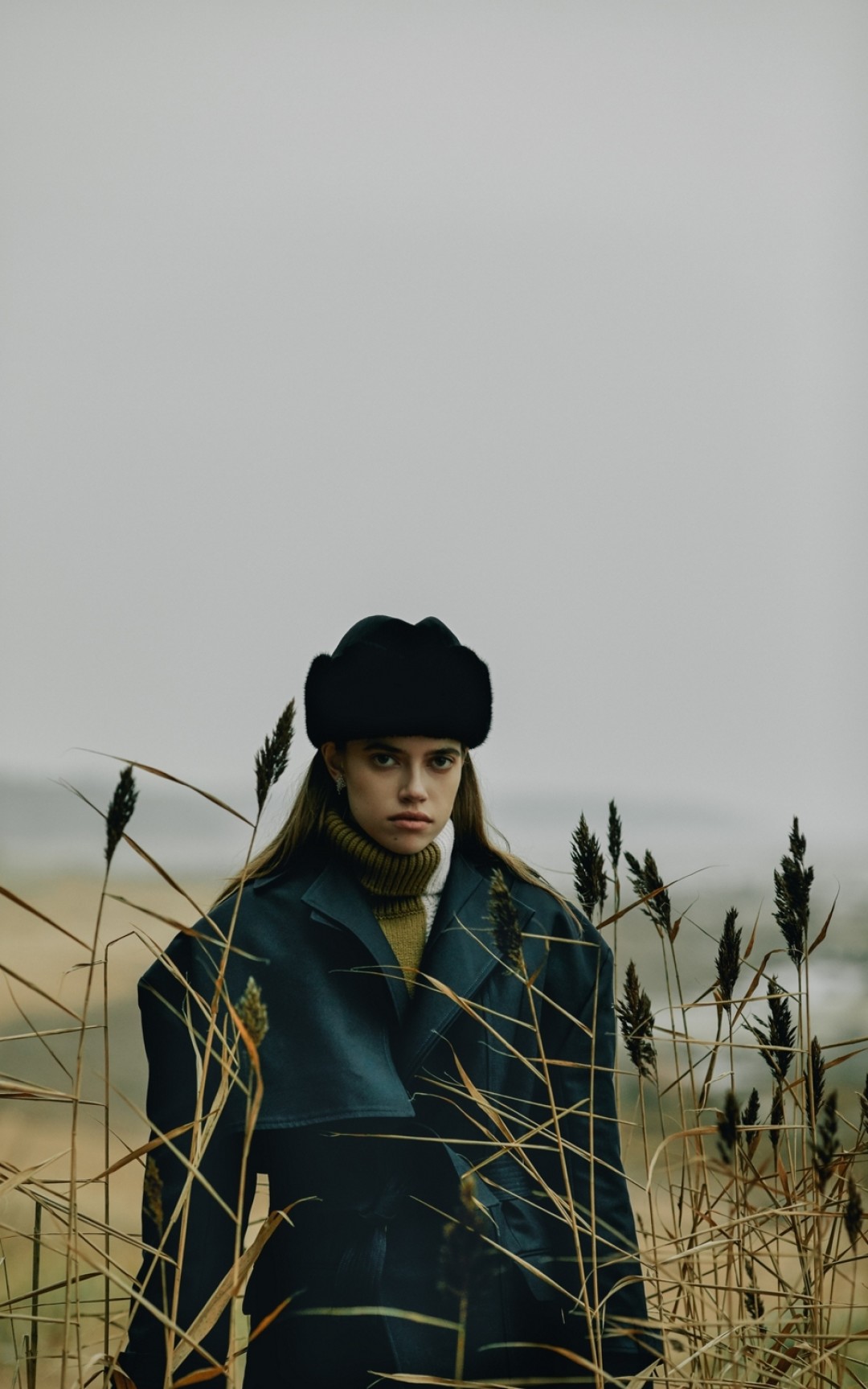 Шапка Fashion House Kussenkovv, укороченный тренч Jacquemus, свитер Joseph, украшения Mercury (все — ДЛТ)