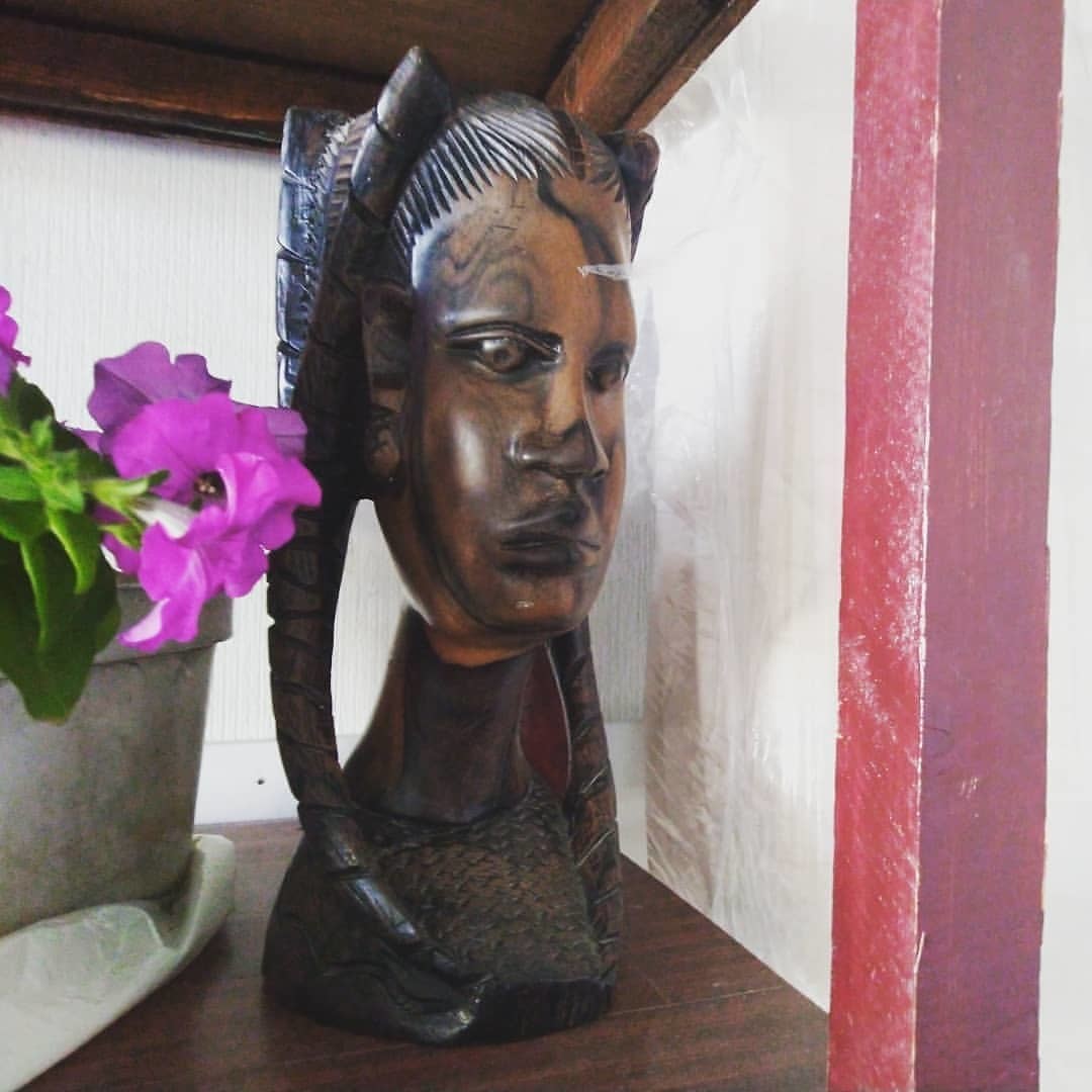 Бюст, выполненный из эбенового дерева. Ручная работа, привезен из Камеруна