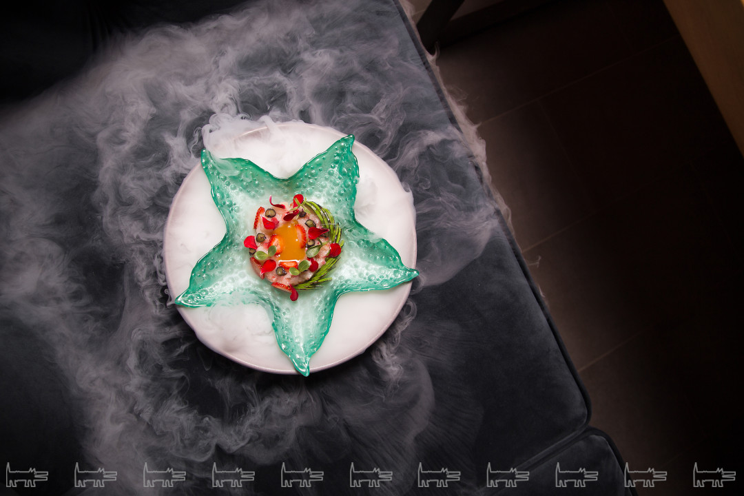 Севиче из розовых лангустинов с клубникой