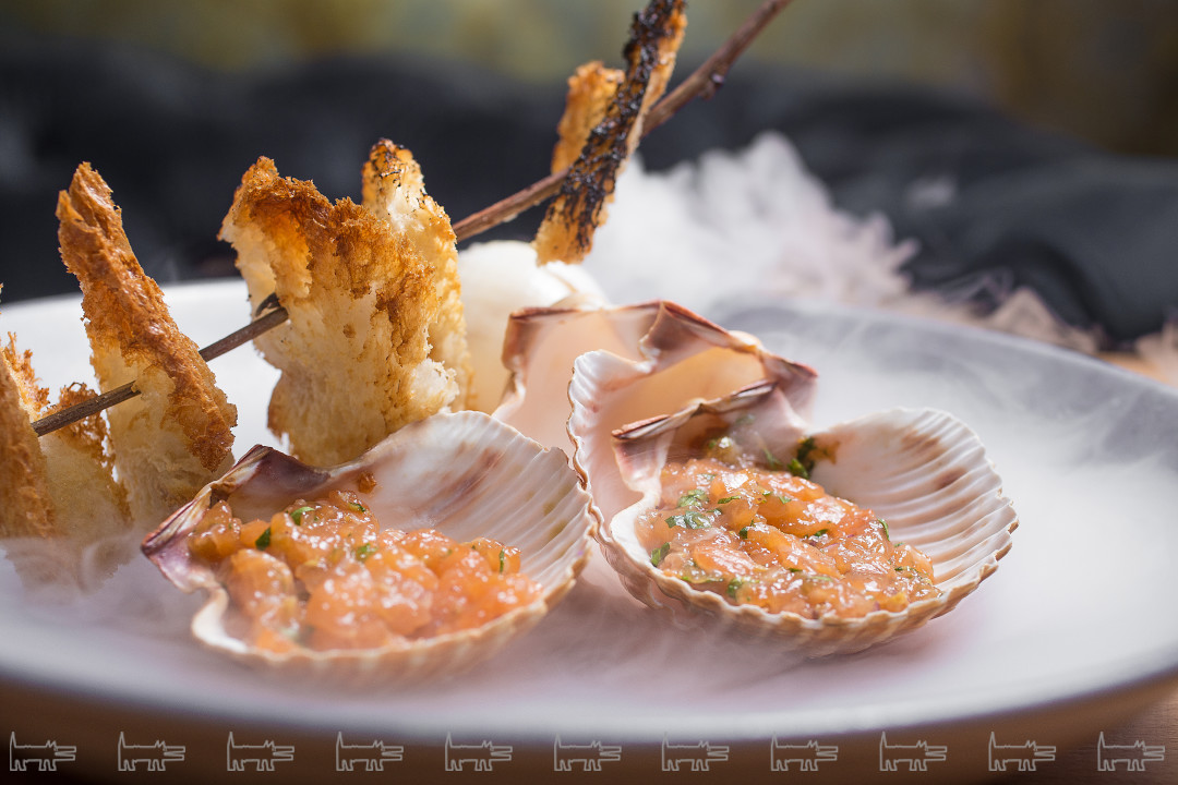 Тар-тар Сахалин подается под клошем, наполненным холодным дымом