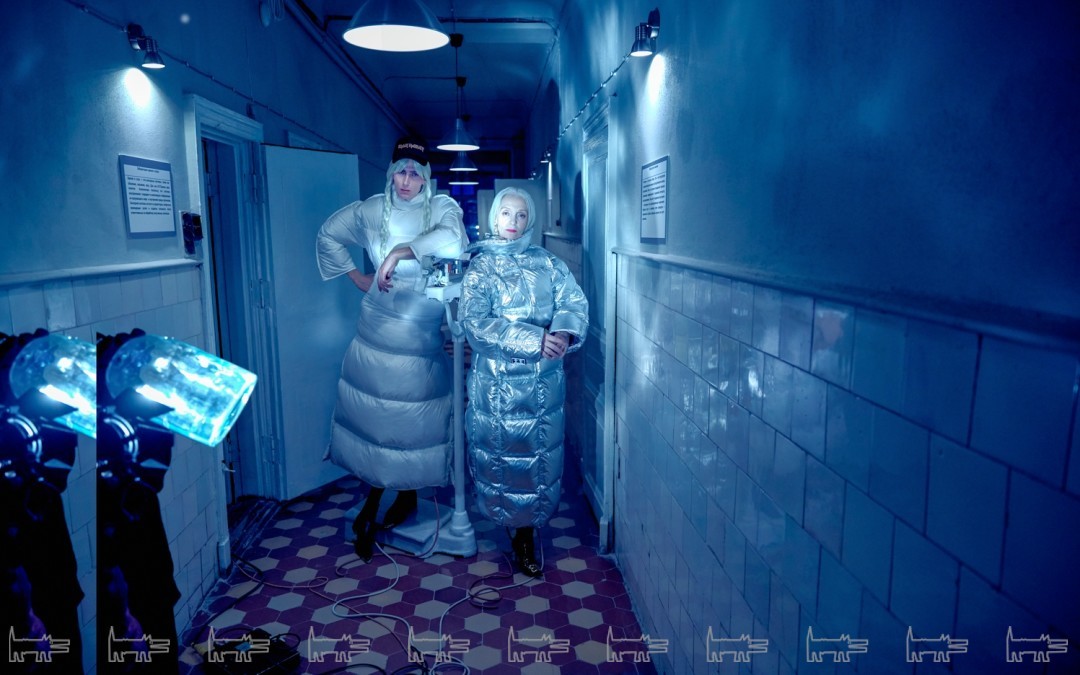 На Валентине: пуховик Off White, ботильоны Balenciaga, перчатки Dries Van Noten, серьги Eshvi (все — ДЛТ); на Михаиле: пуховики Acne Studios, ботинки