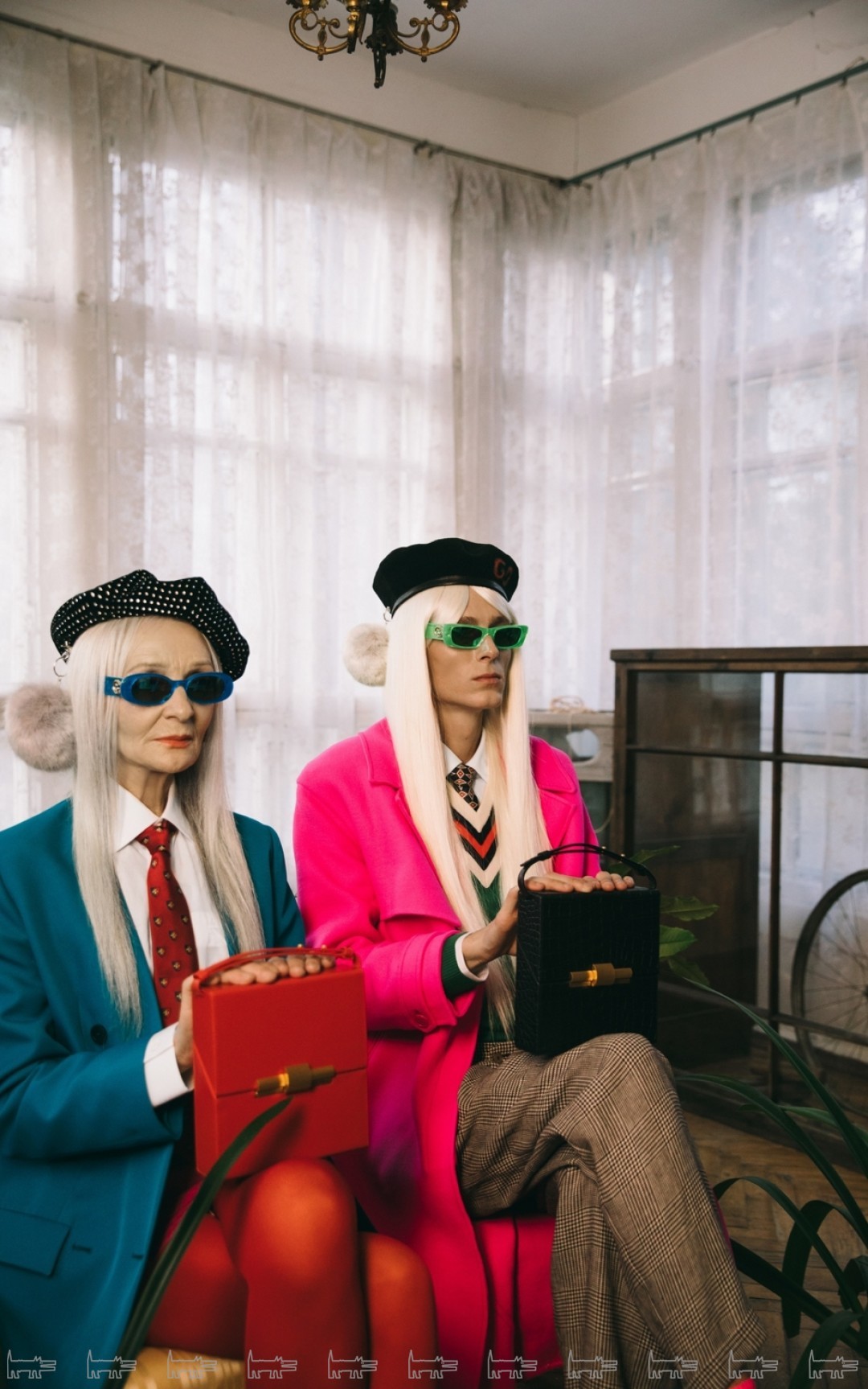 на Валентине: жакет Balenciaga, рубашка и сумка Bottega Veneta, галстук Gucci, берет Saint Laurent Paris, очки Gucci (все — ДЛТ); на Михаиле: пальто