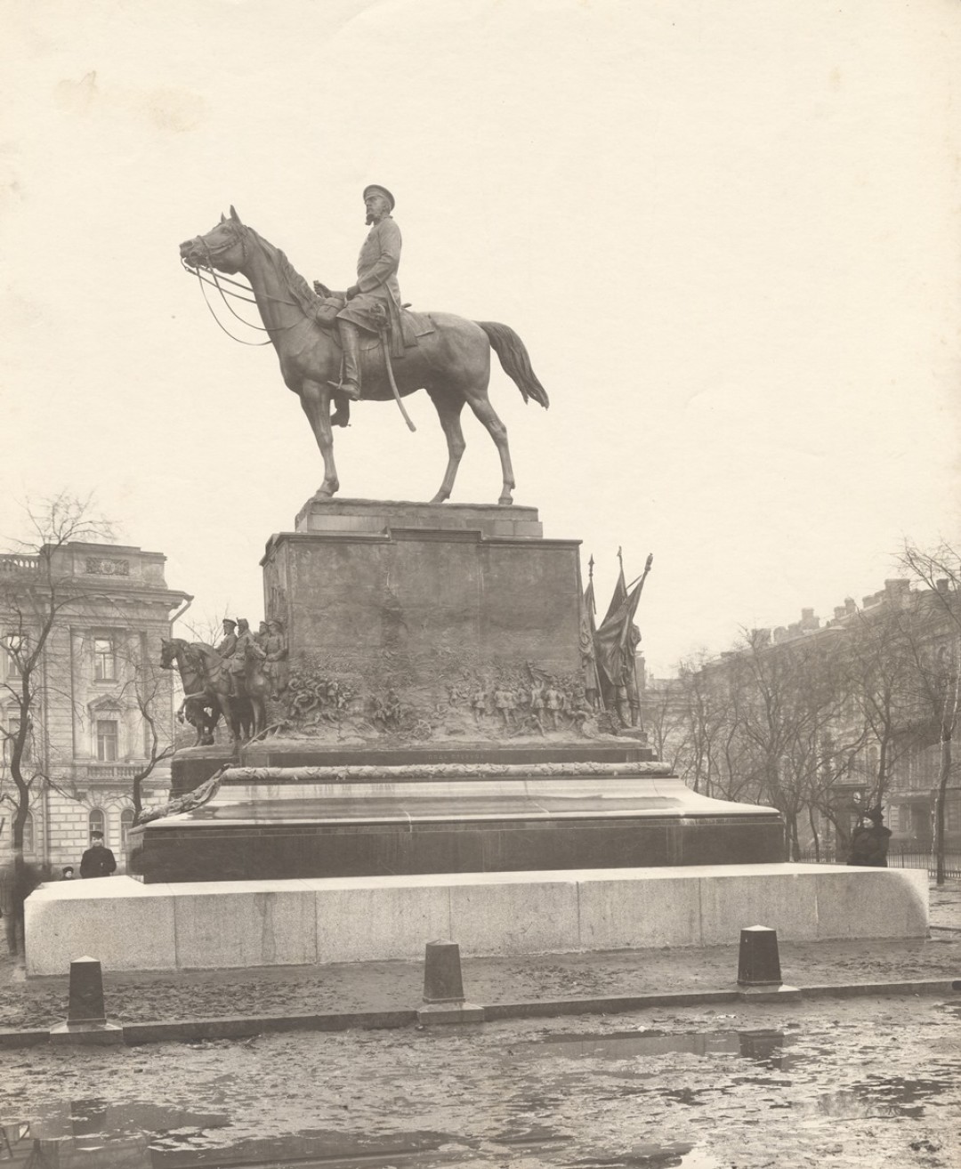 Памятник великому князю Николаю Николаевичу Старшему на Манежной площади. 1914–1918 годы