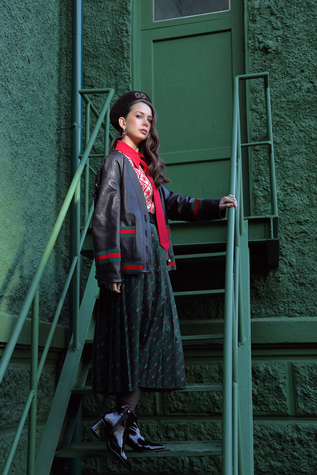 Куртка, жилет, блуза, юбка, берет – все Gucci, украшения – Madilyan, туфли – собственность модели