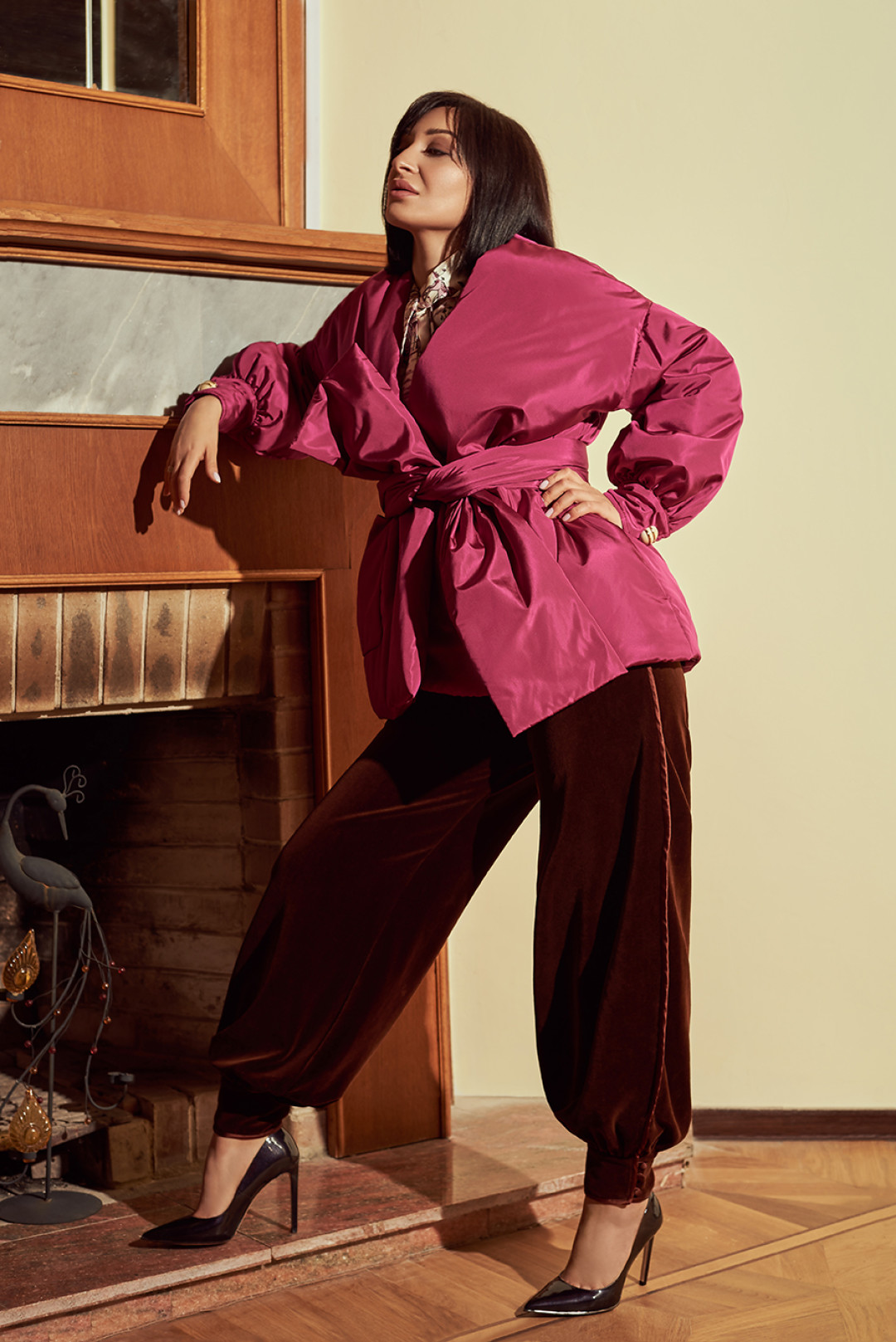 Бархатные брюки, куртка, шелковая блуза – все Gucci, туфли–собственность модели