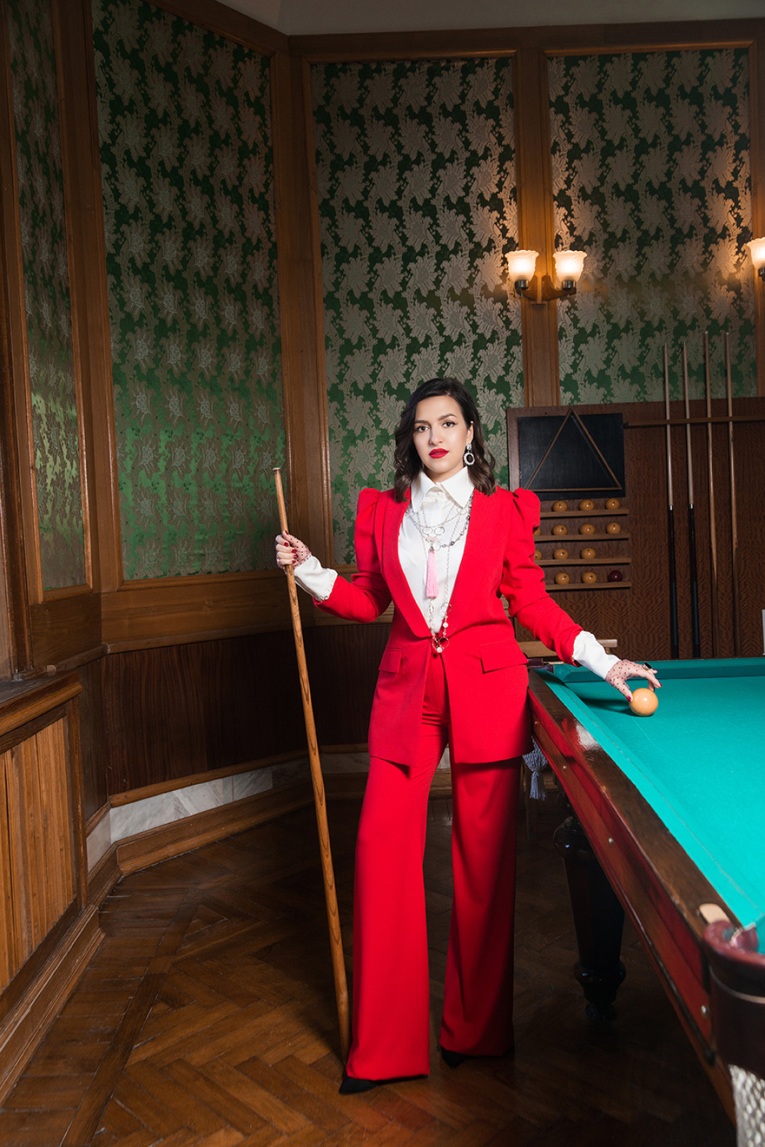 Костюм и блуза Alexandra Stepanets, митенки Natalya Malyutina, украшения – Madilyan, туфли –собственность модели